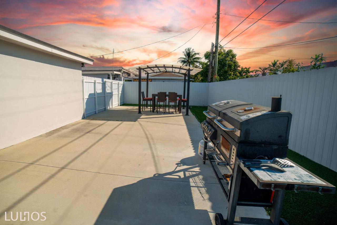 Modern 6 Bedroom With Pool And Bbq In L34 Holiday home *