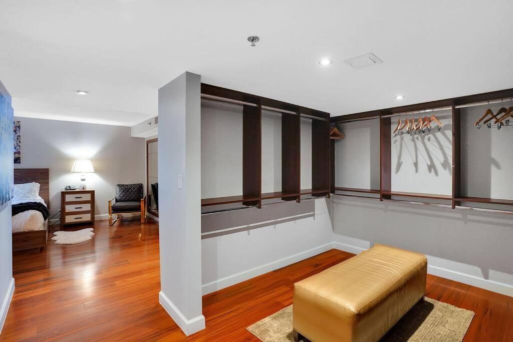 Wait N' Sea! Direct Water Views, Steps From Pool! Apartment Miami