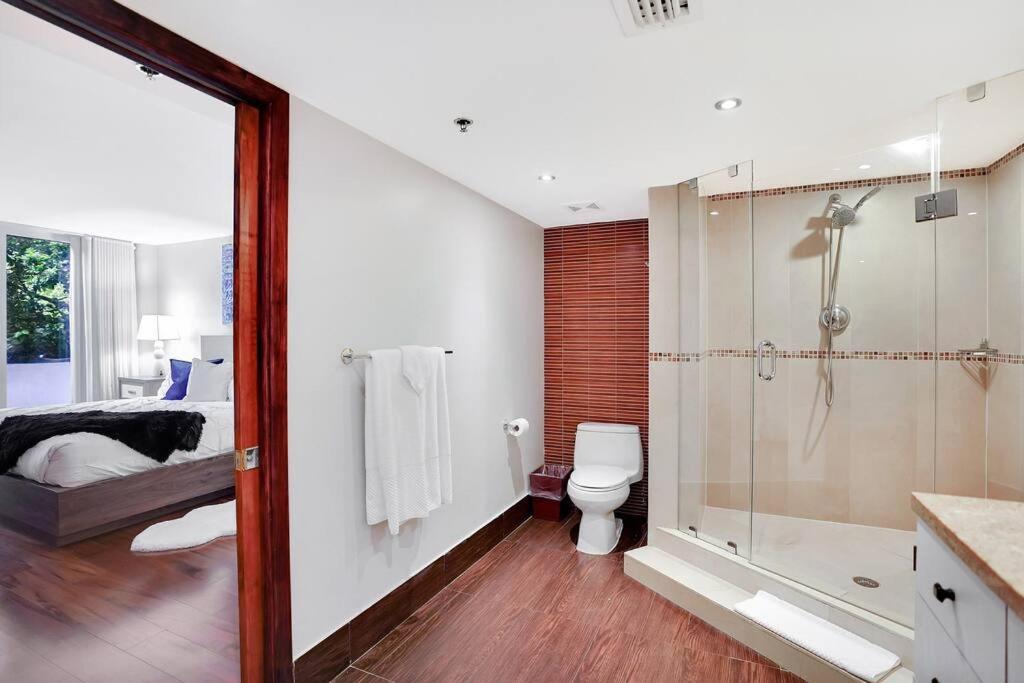 Wait N' Sea! Direct Water Views, Steps From Pool! Miami