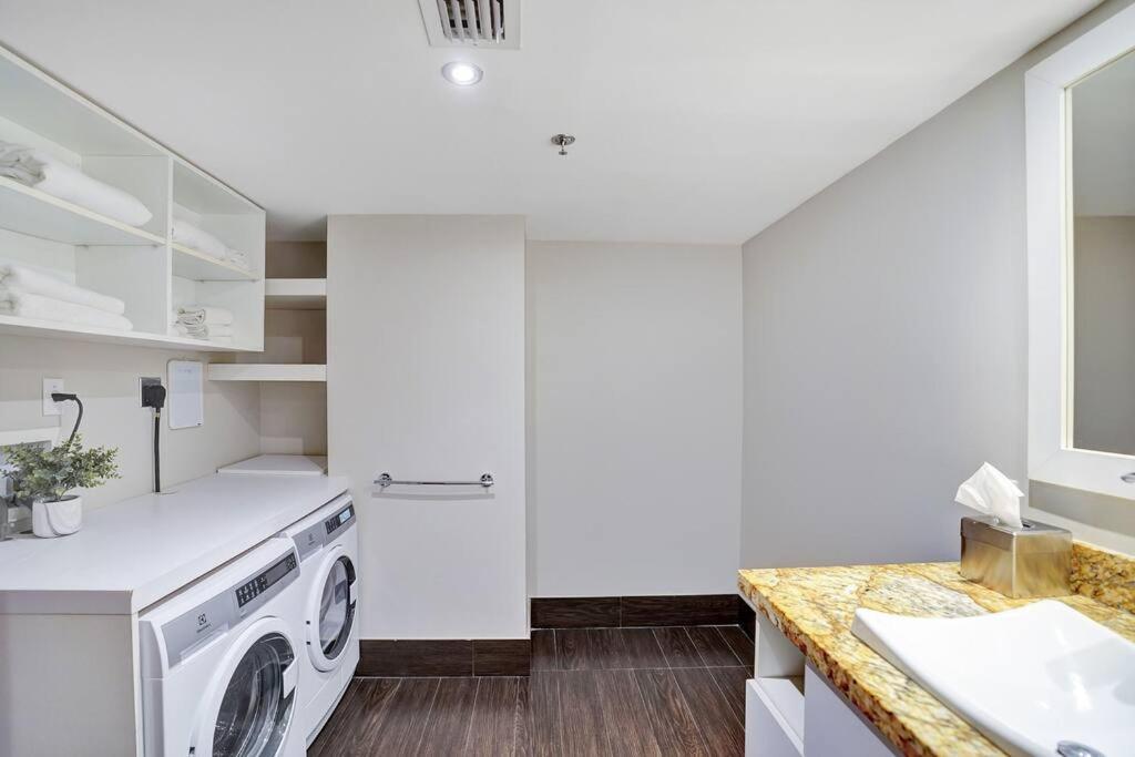 Apartment Wait N' Sea! Direct Water Views, Steps From Pool! *