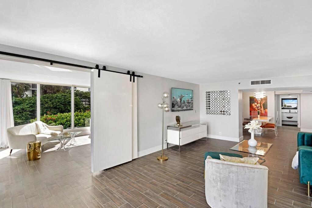 The Palms! Direct Water View Corner Apartment Miami