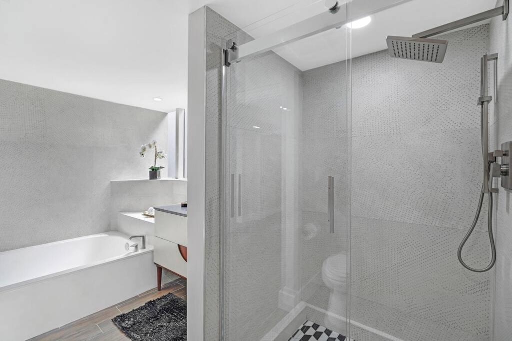 Apartment The Palms! Direct Water View Corner Miami