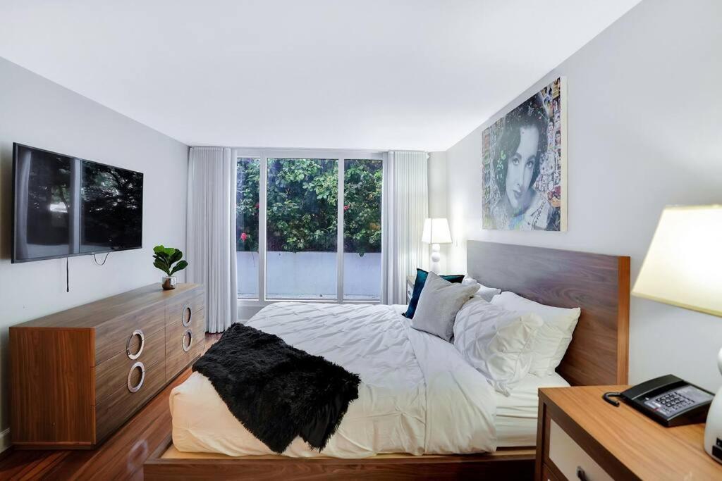 Wait N' Sea! Direct Water Views, Steps From Pool! Apartment Miami