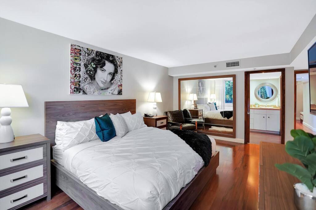 Apartment Wait N' Sea! Direct Water Views, Steps From Pool! Miami