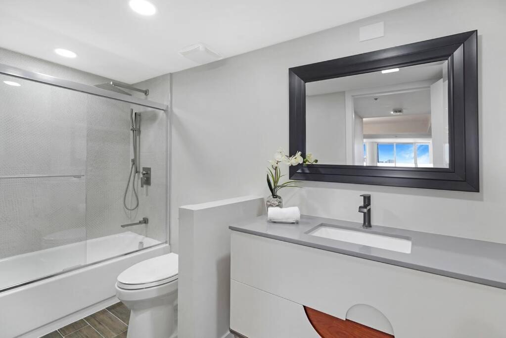 Apartment The Palms! Direct Water View Corner Miami