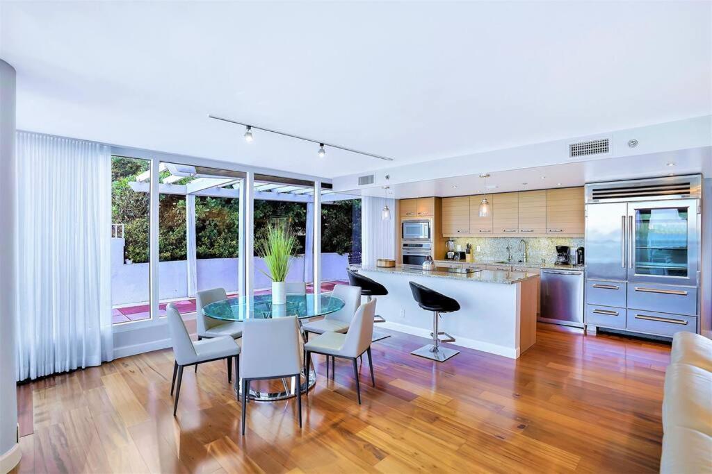 Apartment Wait N' Sea! Direct Water Views, Steps From Pool! Miami