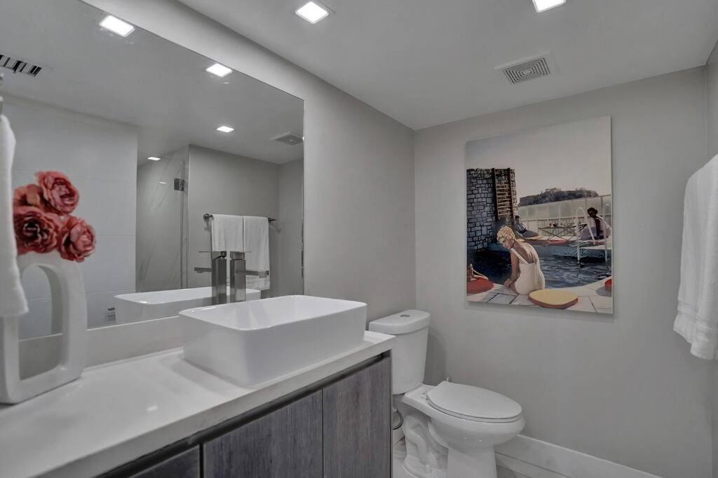 Apartment A Wave From It All! Direct Water Views!