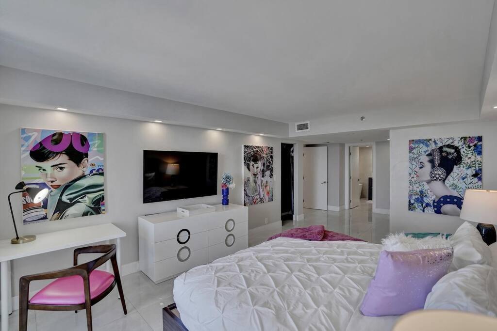 A Wave From It All! Direct Water Views! Apartment *