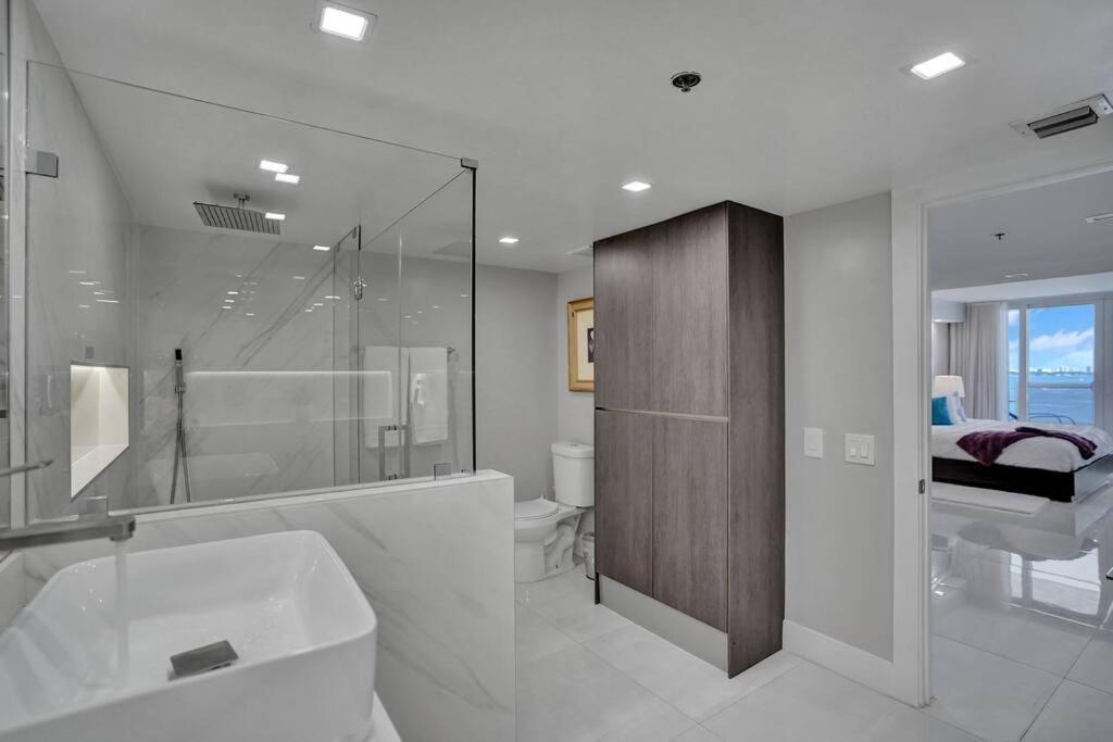 A Wave From It All! Direct Water Views! Apartment Miami