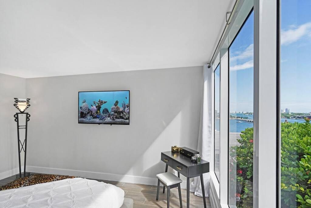 The Palms! Direct Water View Corner * Miami