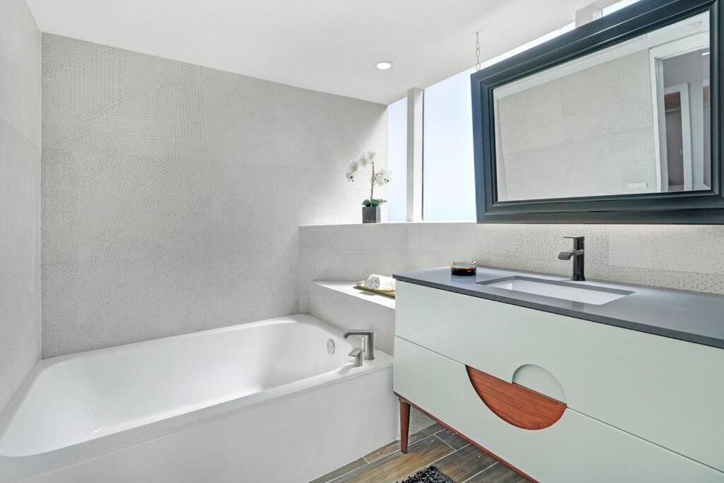 The Palms! Direct Water View Corner Apartment Miami
