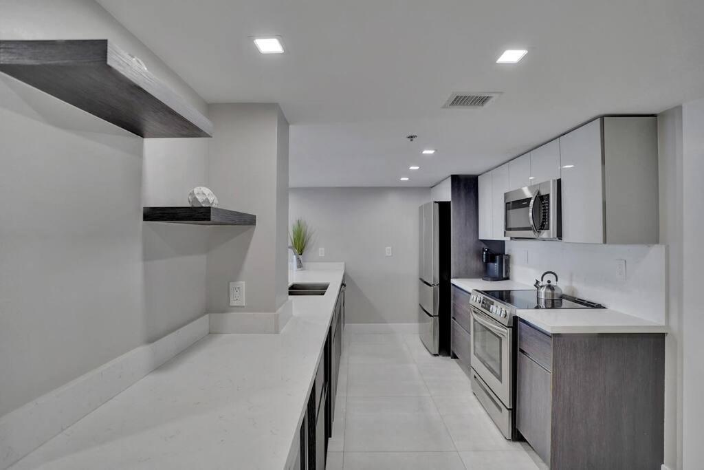 A Wave From It All! Direct Water Views! Apartment *