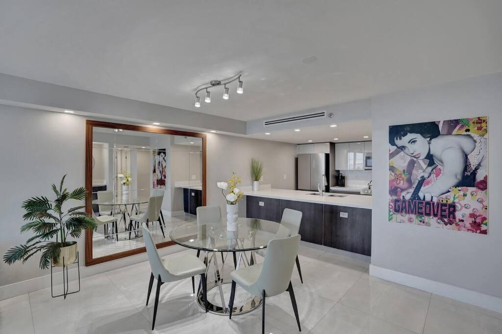 Apartment A Wave From It All! Direct Water Views! Miami