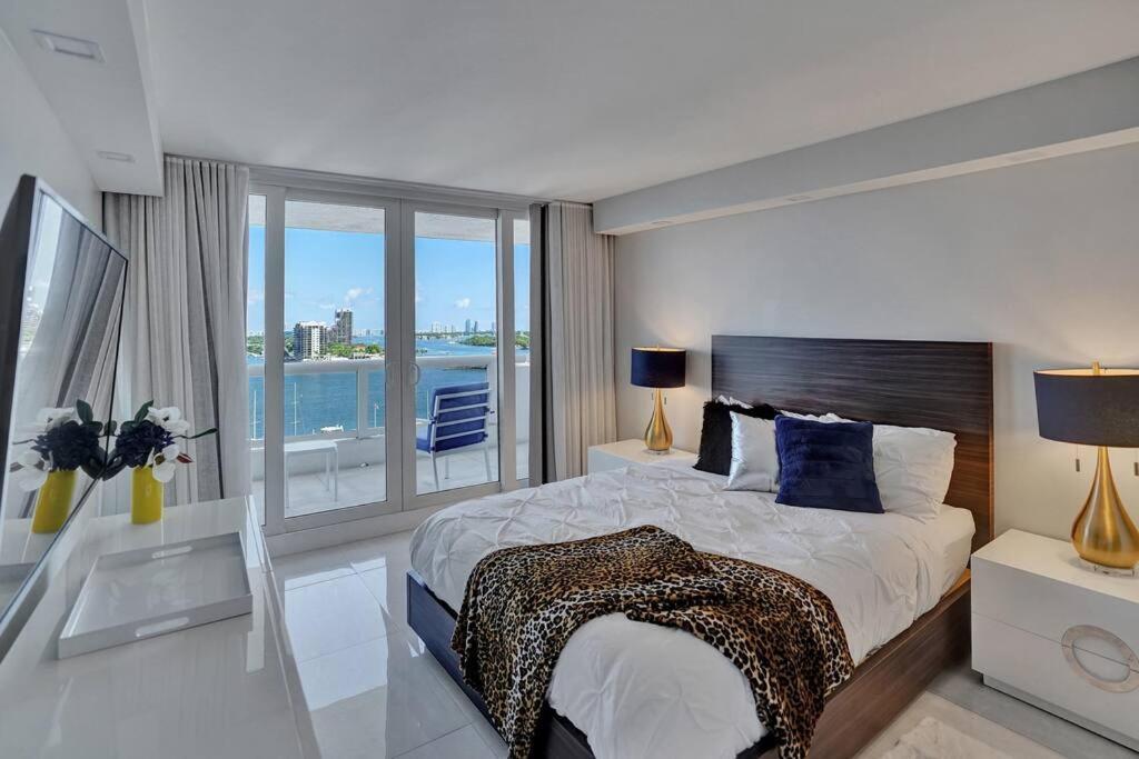 A Wave From It All! Direct Water Views! * Miami
