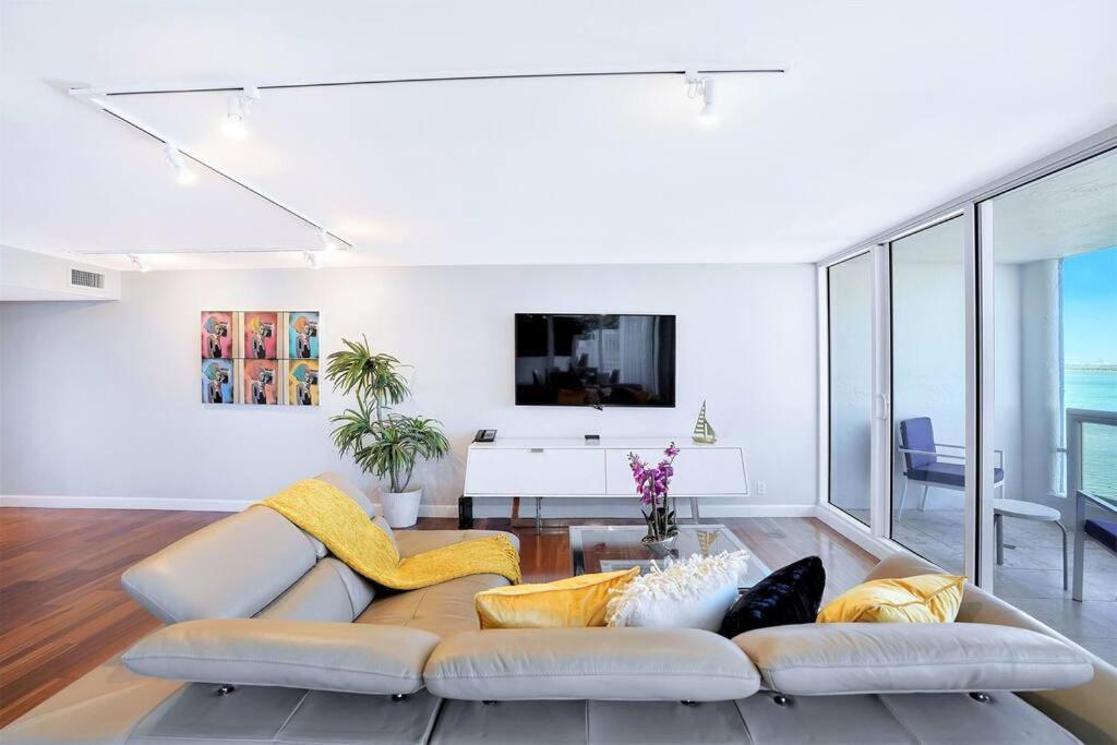 Wait N' Sea! Direct Water Views, Steps From Pool! Miami