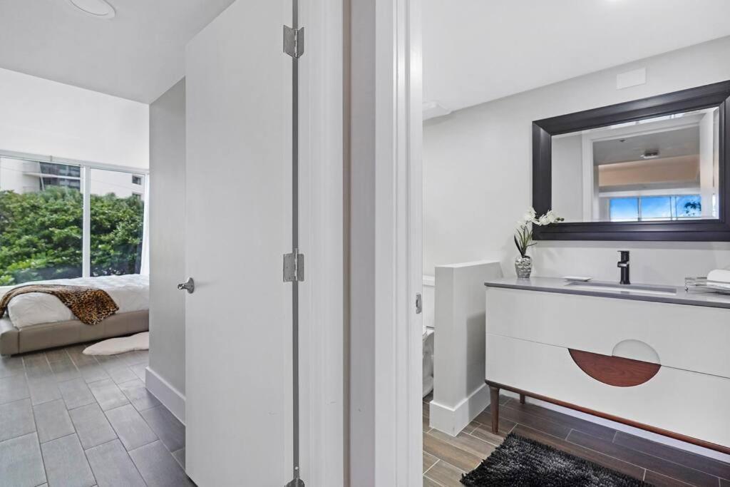 Apartment The Palms! Direct Water View Corner Miami
