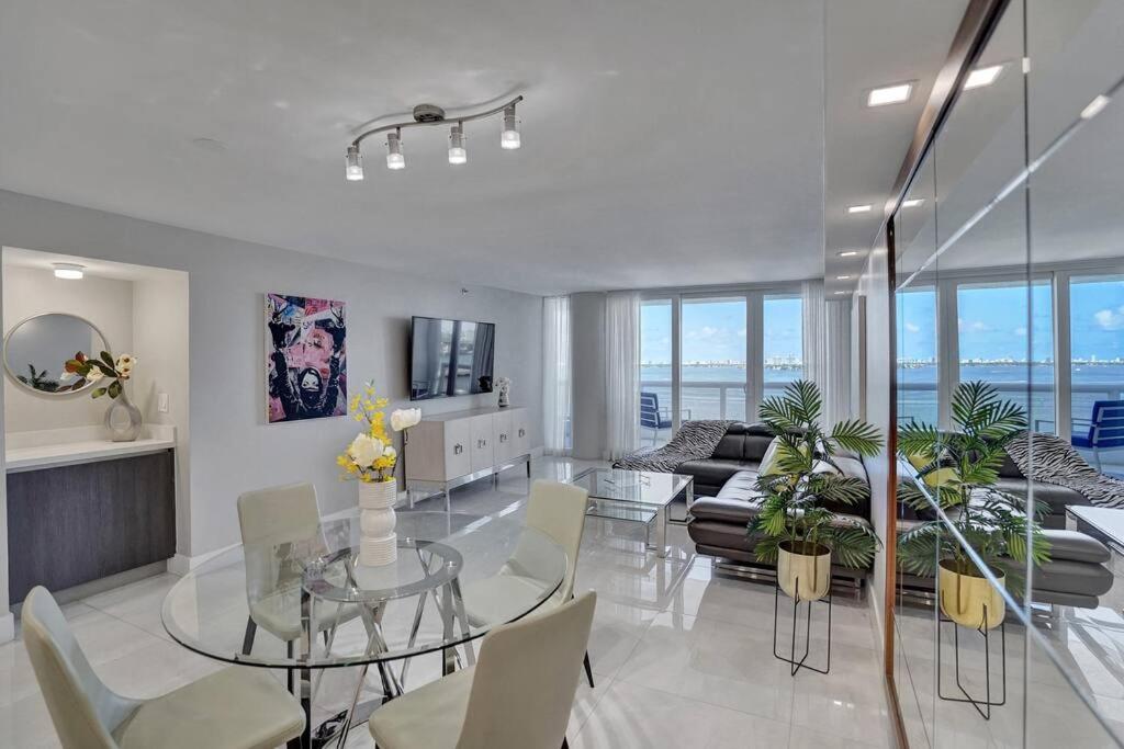A Wave From It All! Direct Water Views! Apartment *