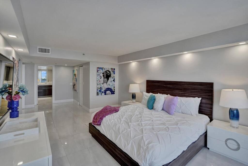 Apartment A Wave From It All! Direct Water Views! *