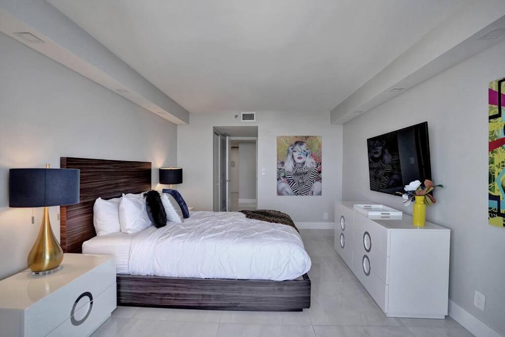 A Wave From It All! Direct Water Views! Apartment *