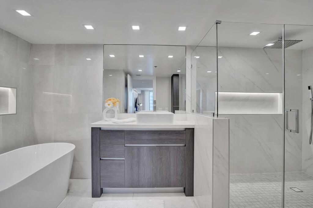 A Wave From It All! Direct Water Views! Apartment Miami