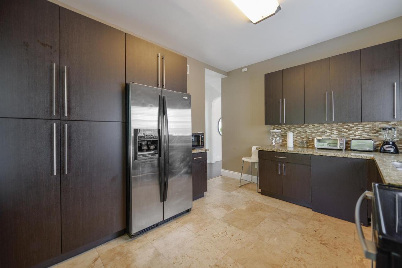 5 Bedrooms -15 Min From The @design District Holiday home Miami