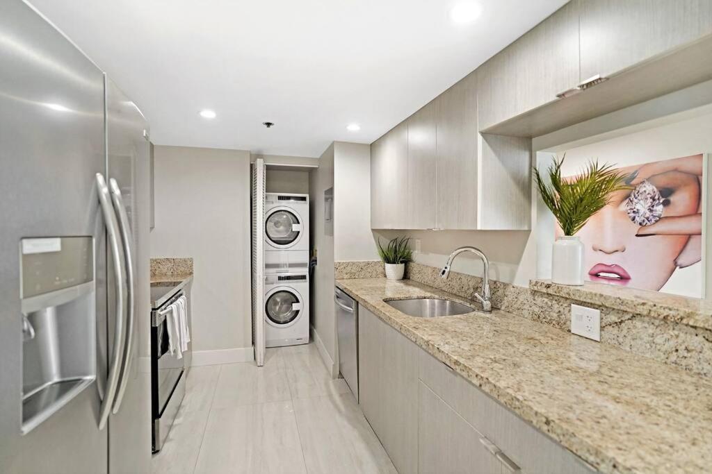 Sun-kissed & Sunshine! Direct Water And Views Apartment *
