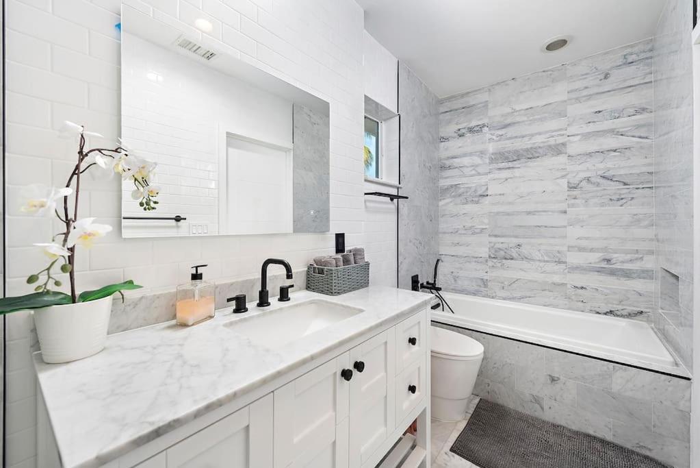 Beautiful With Heated Pool Must Seen! Miami