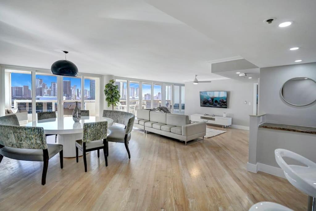 Apartment Over The Moon! Skyline And Water Views! *