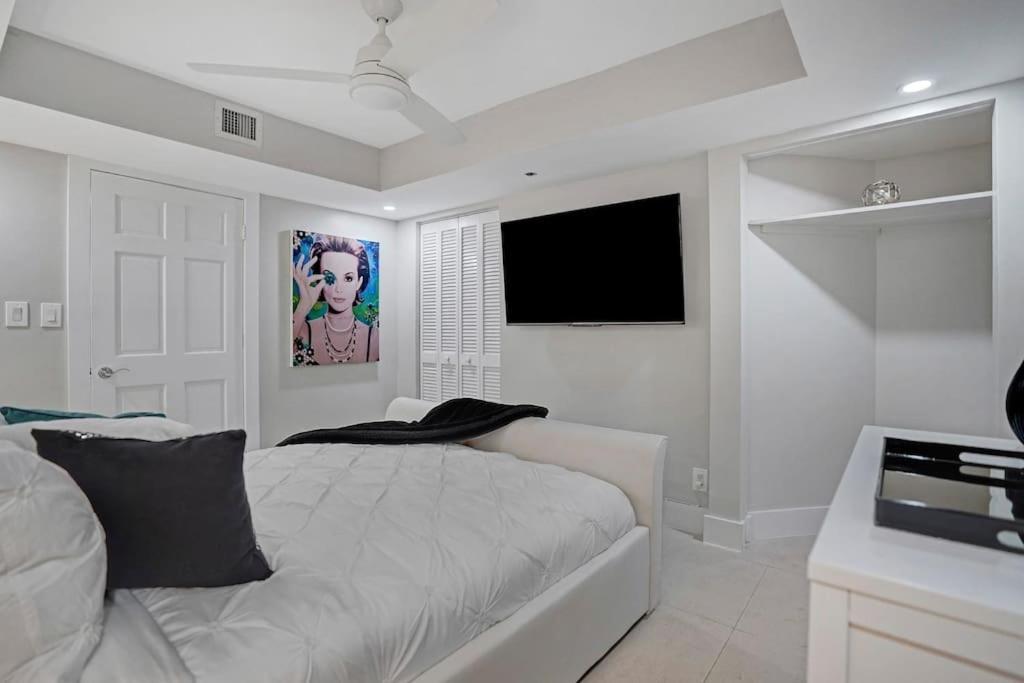 Apartment Over The Moon! Skyline And Water Views! *