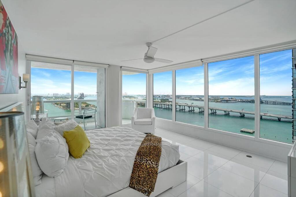 Apartment Seas The Day! Complete Panoramic Water Views
