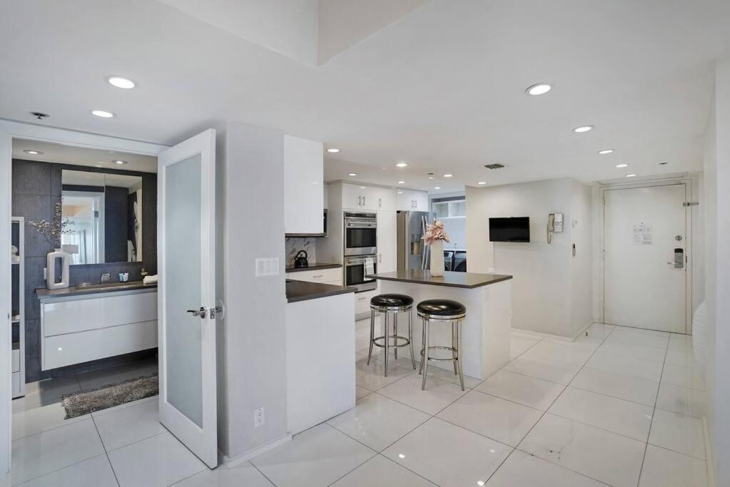 Seas The Day! Complete Panoramic Water Views Miami
