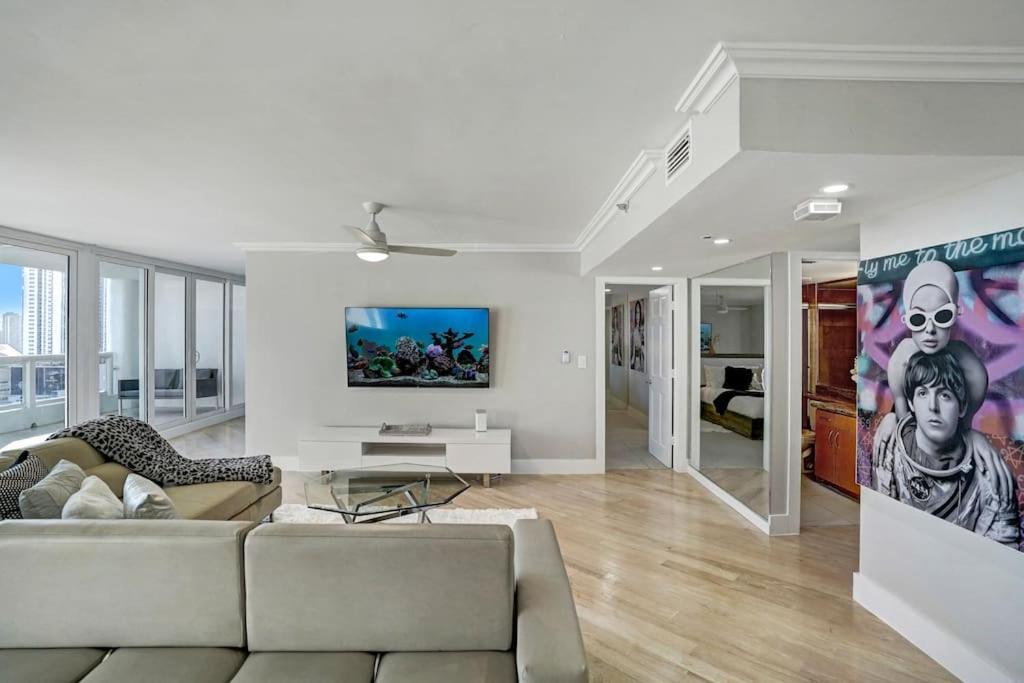 Apartment Over The Moon! Skyline And Water Views!