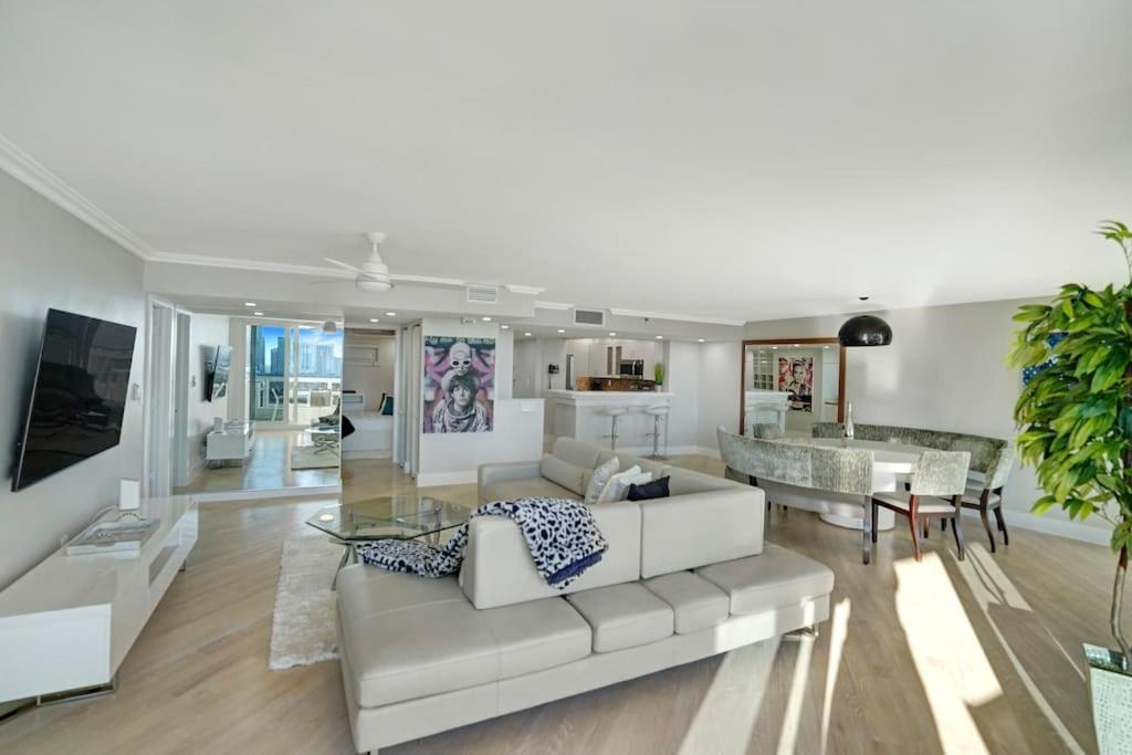 Apartment Over The Moon! Skyline And Water Views!