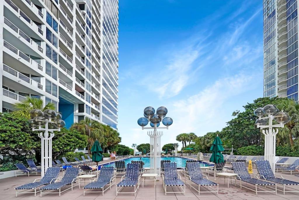 Over The Moon! Skyline And Water Views! Miami