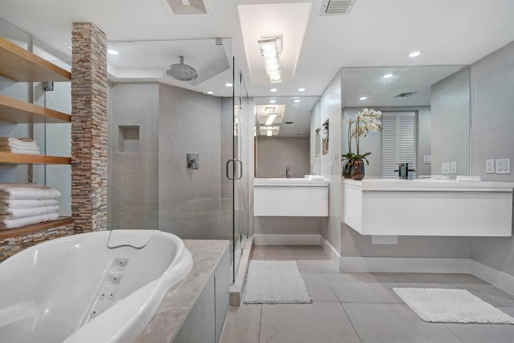 Over The Moon! Skyline And Water Views! Apartment Miami