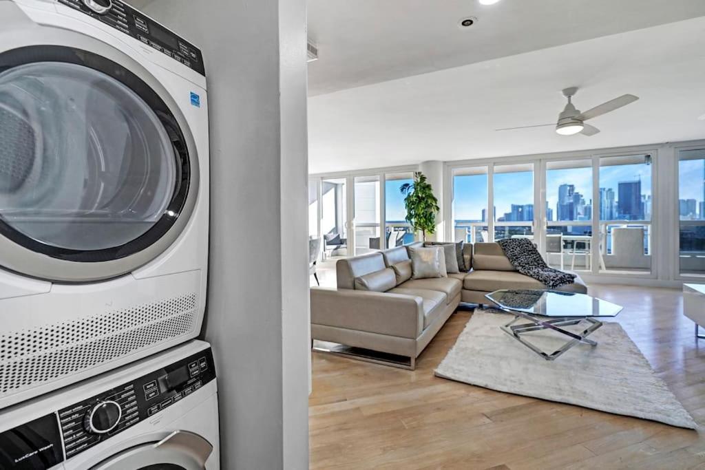 Apartment Over The Moon! Skyline And Water Views! *