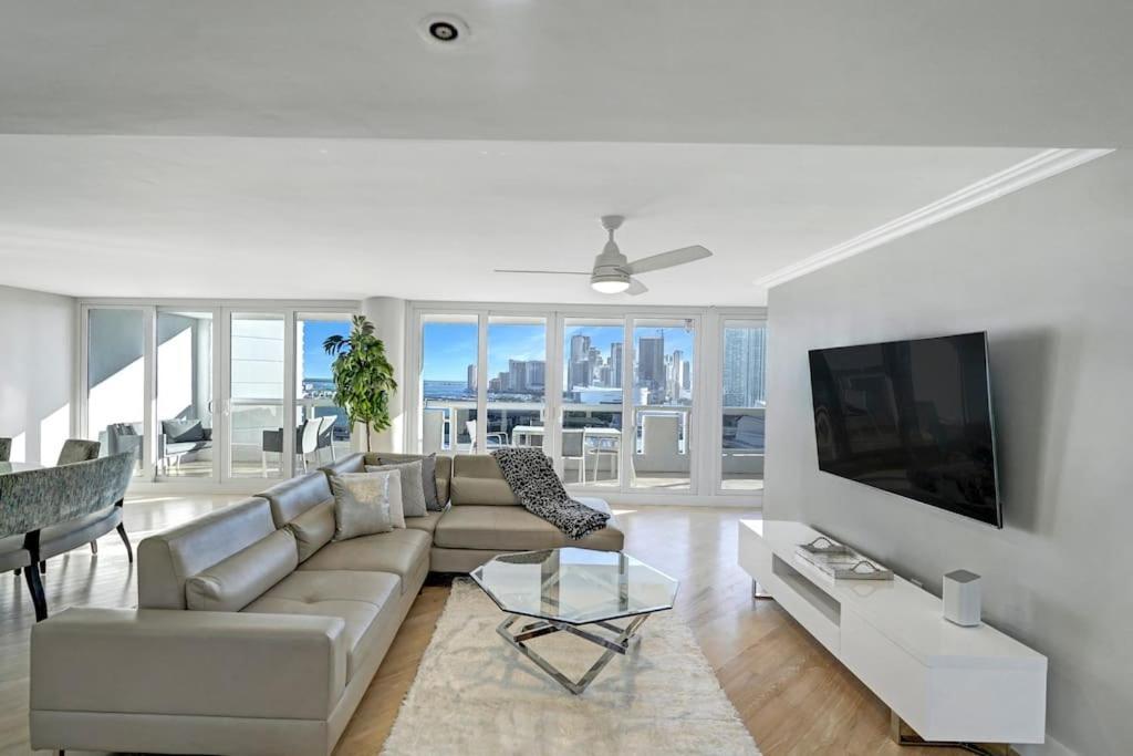 Apartment Over The Moon! Skyline And Water Views!