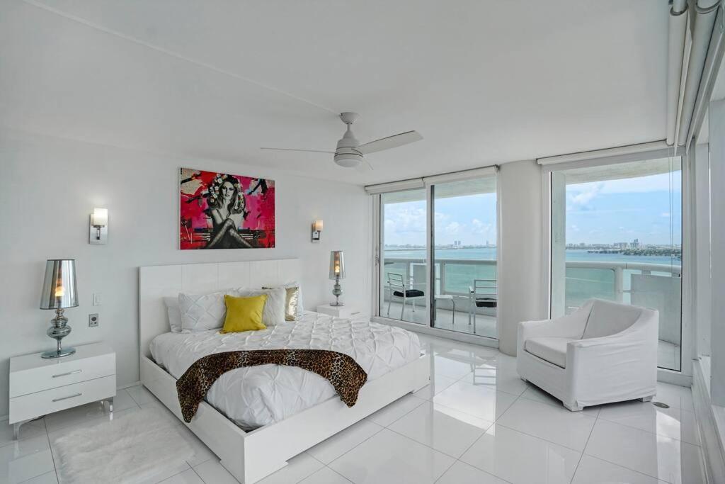Apartment Seas The Day! Complete Panoramic Water Views