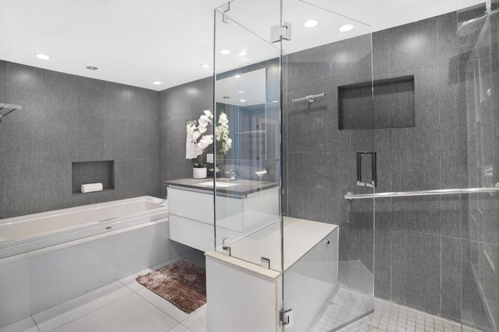 Apartment Seas The Day! Complete Panoramic Water Views Miami