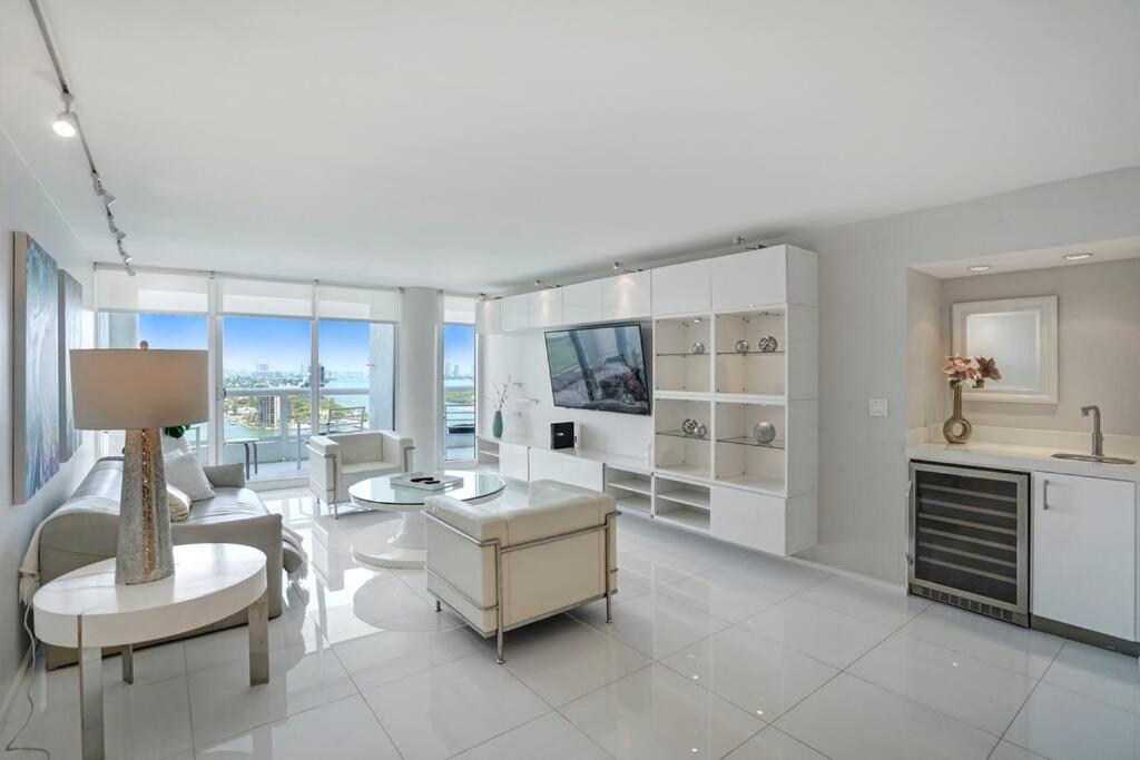Apartment Seas The Day! Complete Panoramic Water Views *