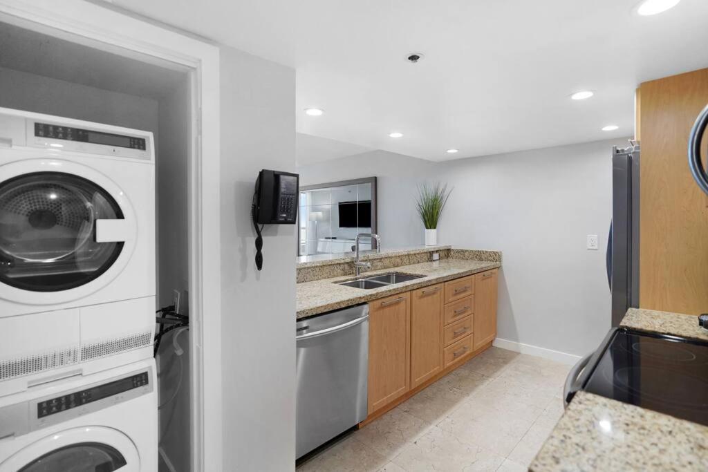 Good Morning Beautiful! Direct Water Views Apartment Miami