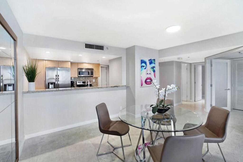 Good Morning Beautiful! Direct Water Views Apartment Miami