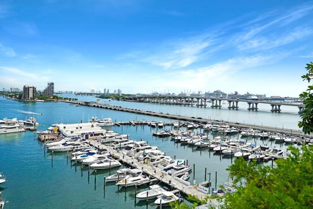 Good Morning Beautiful! Direct Water Views Apartment *
