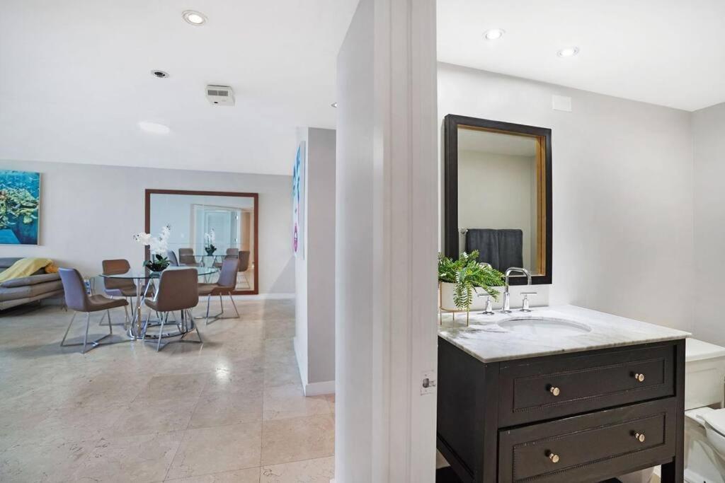 Good Morning Beautiful! Direct Water Views Apartment Miami