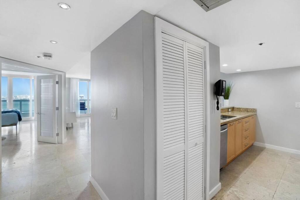 Good Morning Beautiful! Direct Water Views Apartment Miami