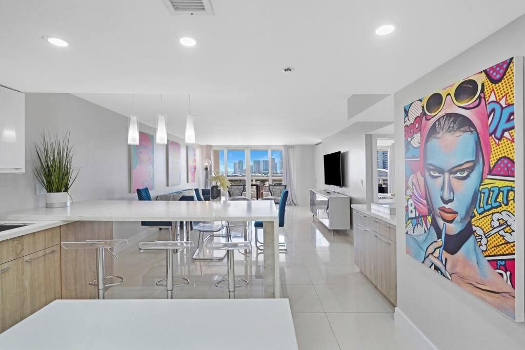 The Marilyn! Renovated And Amazing Skyline Views! *