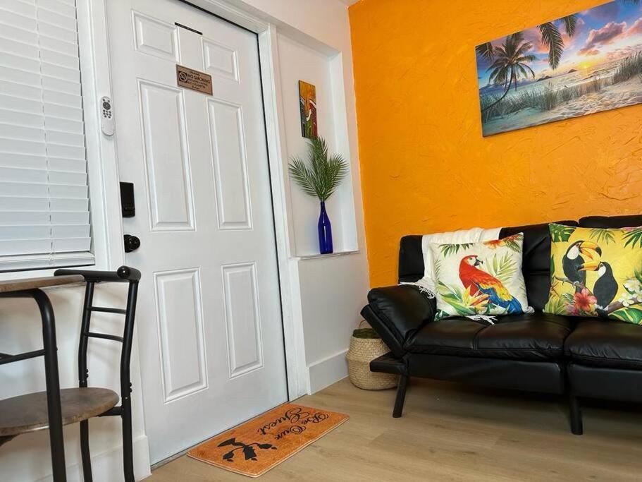 Sleeps 3, Casa Tropical In Apartment