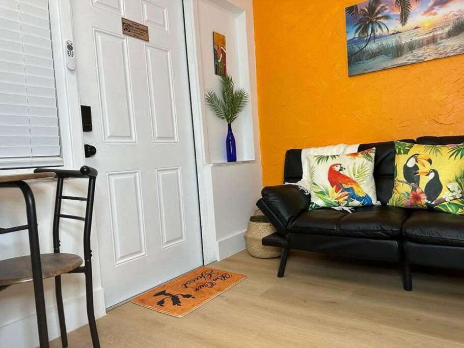 Sleeps 3, Casa Tropical In Apartment