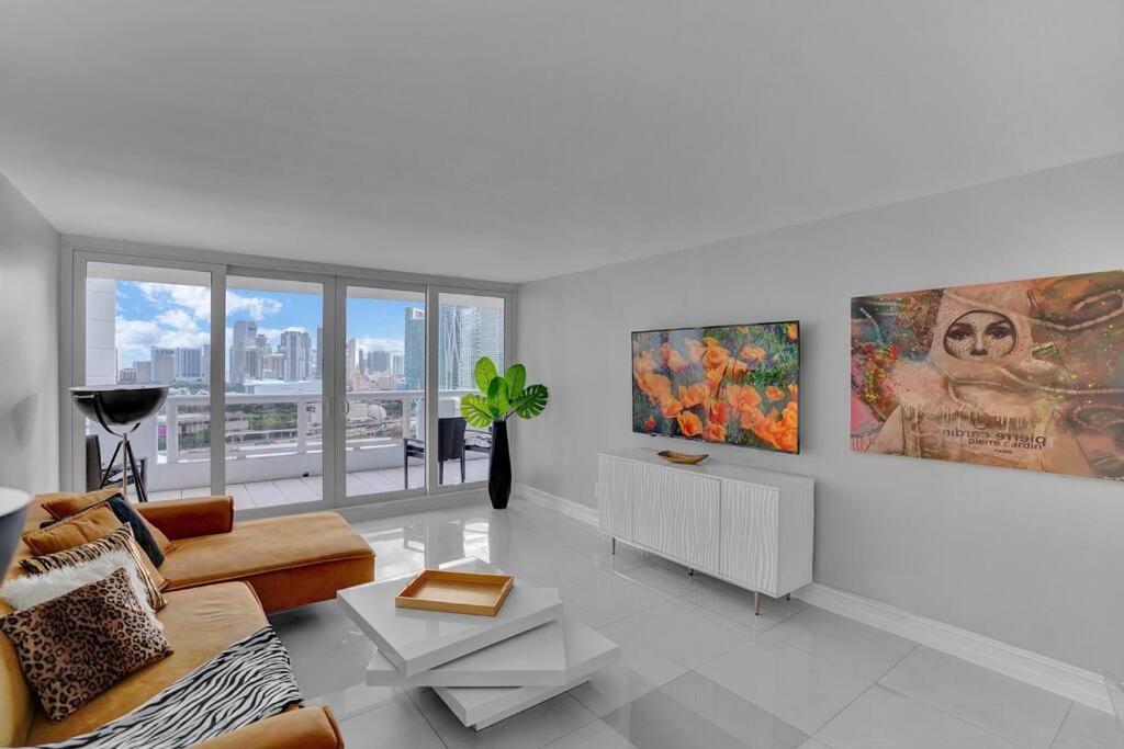 Apartment Paradise Found! Skyline And Water Views! Miami