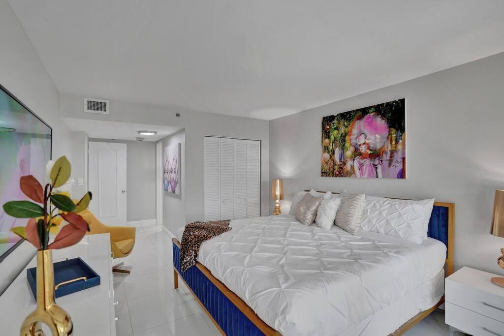 Paradise Found! Skyline And Water Views! Apartment
